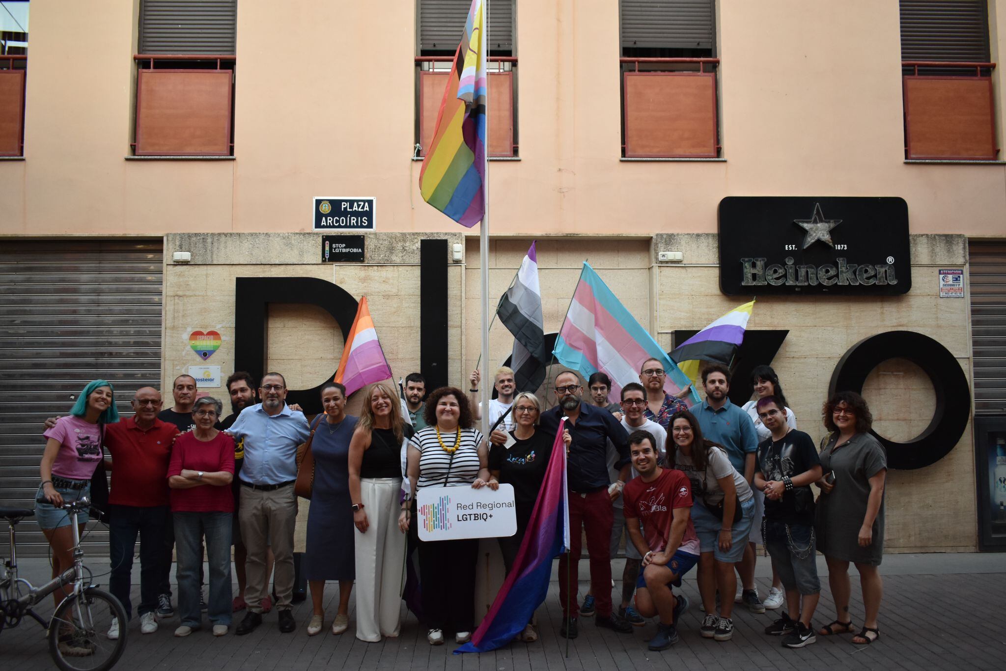 El colectivo Lorcairís, simpatizantes, concejales del PSOE e IU vuelven a izar la bandera LGTBI