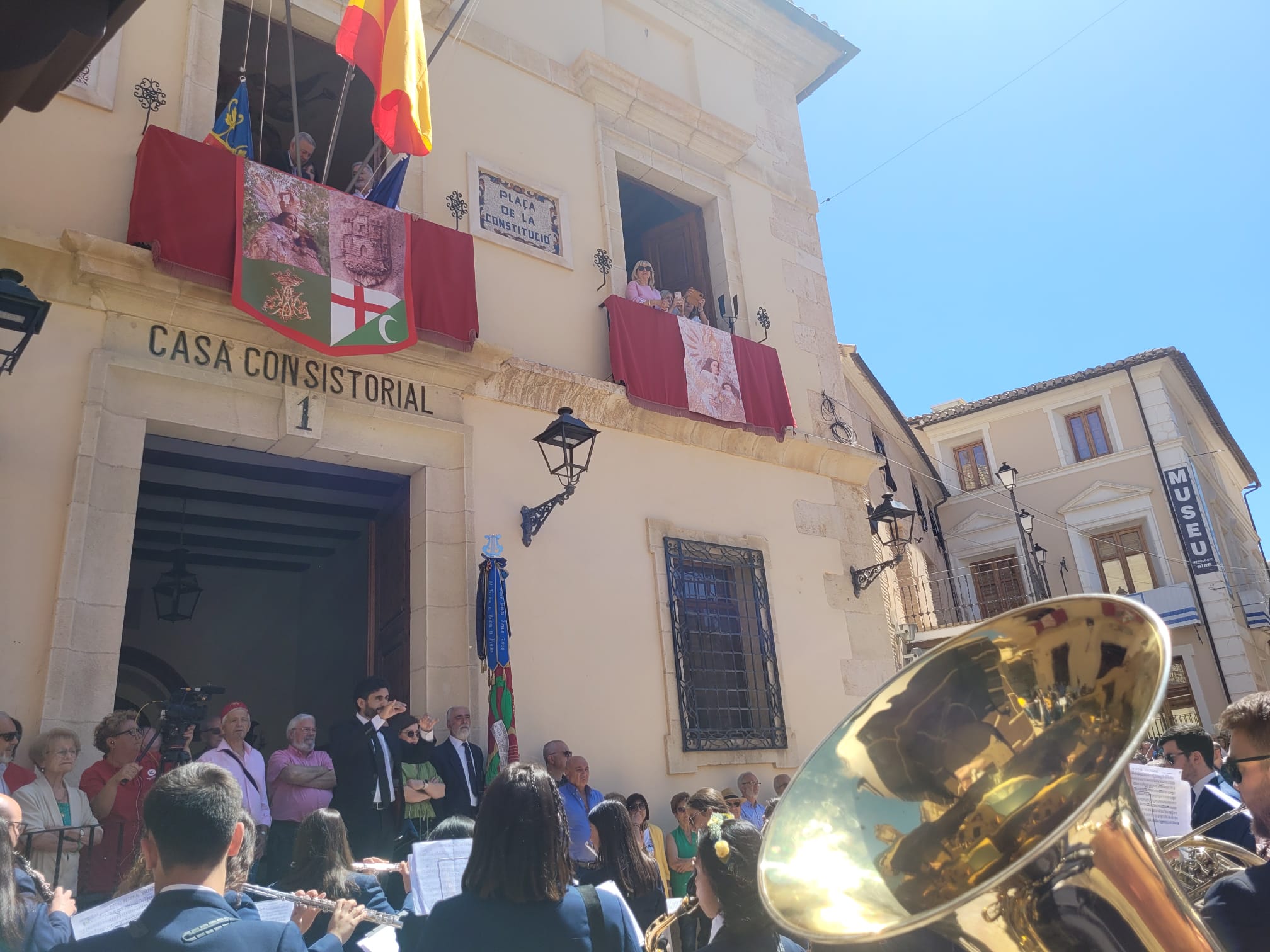 Izada de banderas en el Ayuntamiento de Biar