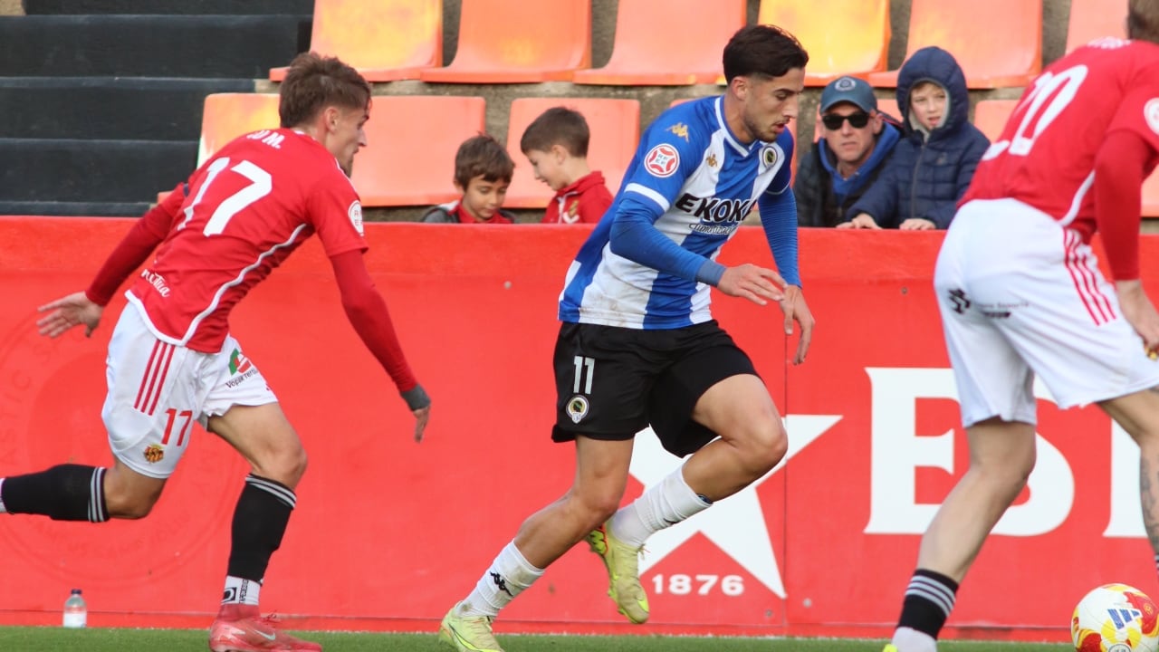 Unai Ropero, en el Nou Estadi, frente al Nàstic de Tarragona