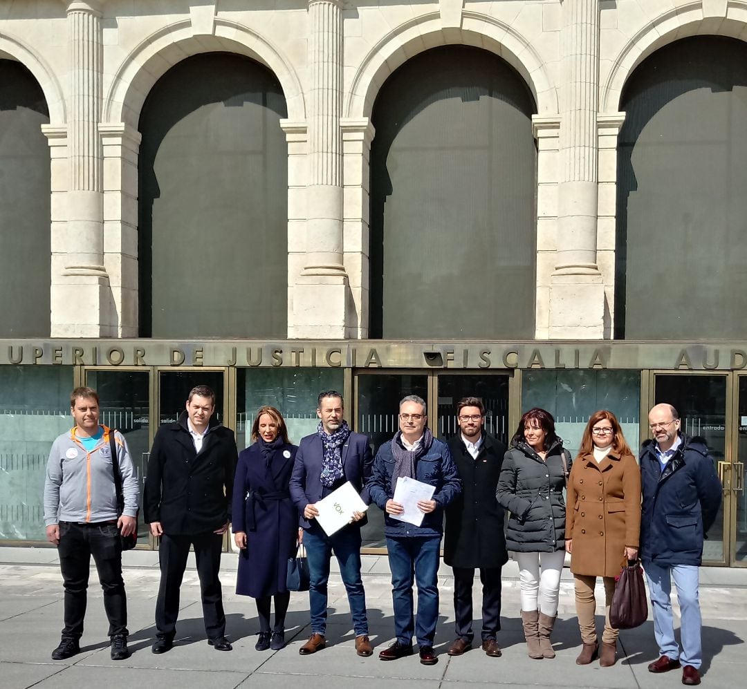 Candidatos y dirigentes de VOX en Burgos ante el Palacio de Justicia tras presentar las listas a las Generales en la Junta Electoral Provincial