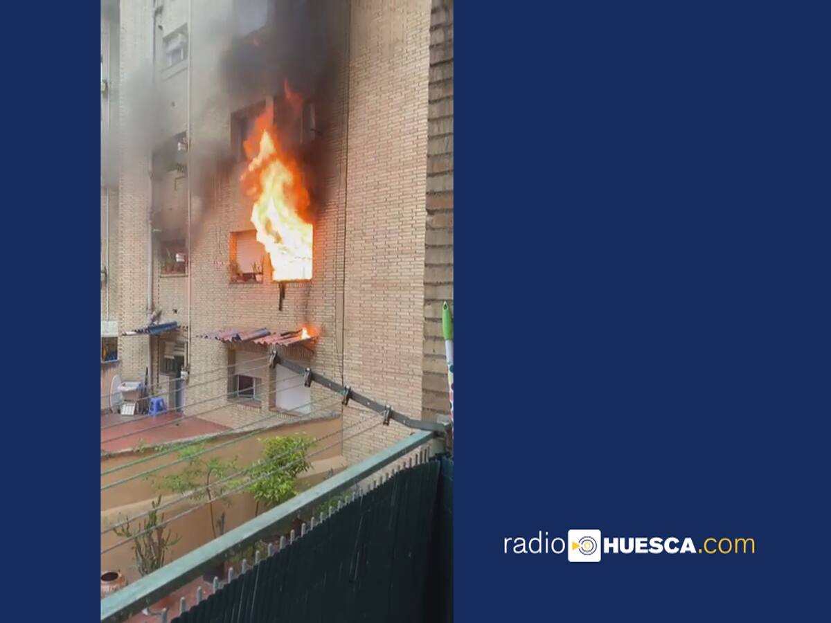 Espectacular incendio en una vivienda en el Pasaje Nuestra Señora de Salas