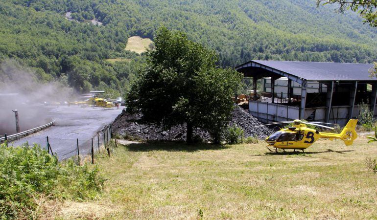 Fotografía facilitada por el Servicio de Emergencias del Principado de Asturias (SEPA) del operativo de rescate del conductor de un camión, vecino de Villablino (León), que ha quedado hoy atrapado en el derrumbe ocurrido en el interior de la mina de Cerre