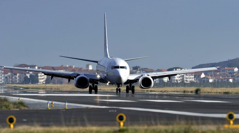 Un avión aterriza en el Aeropuerto de San Sebastián.