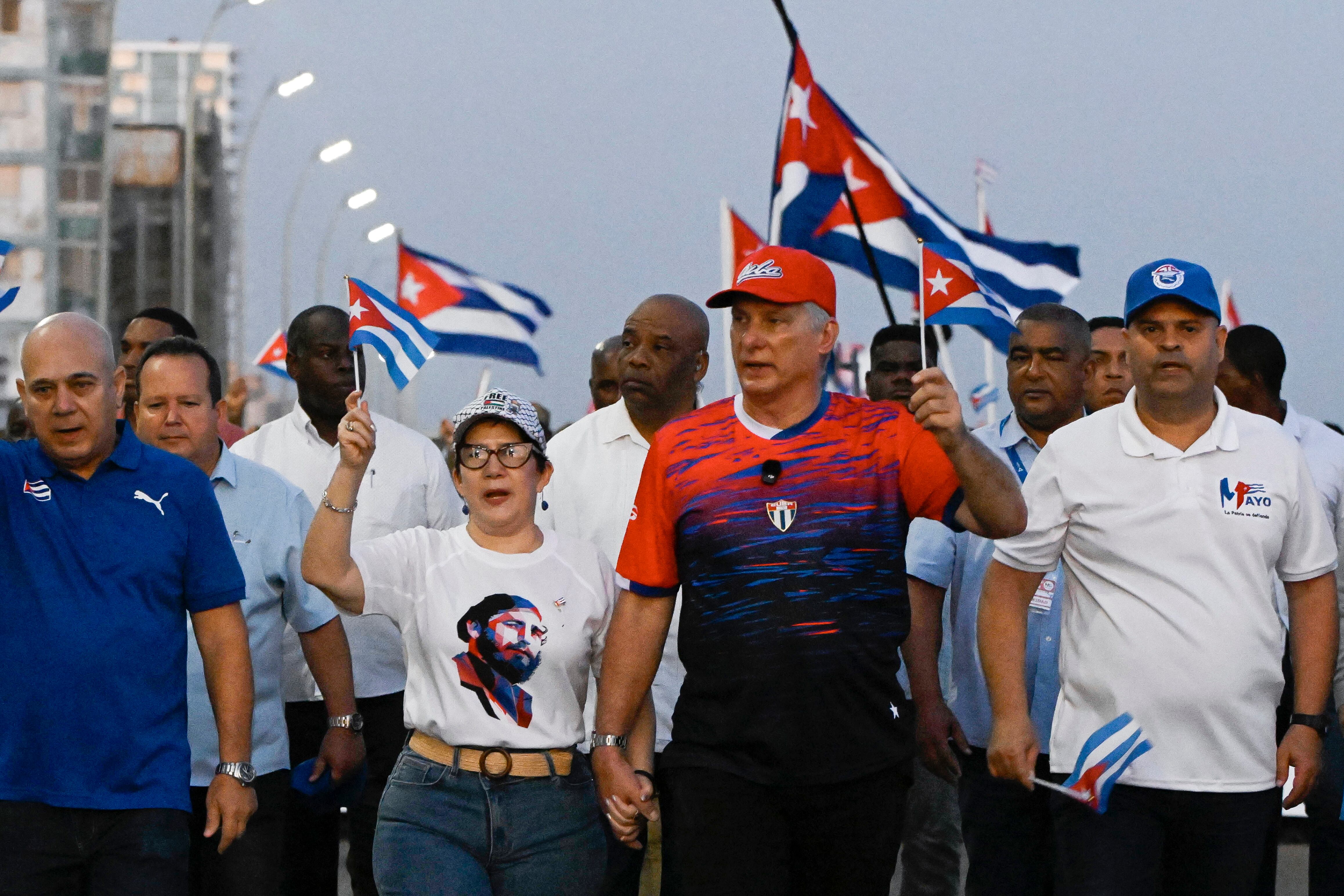 El presidente de Cuba, Miguel Diaz-Canel (c), y su esposa Lis Cuesta (c-i) participan en la conmemoración del Día Internacional del Trabajo este viernes, en La Habana (Cuba). 