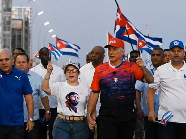 El presidente de Cuba, Miguel Diaz-Canel (c), y su esposa Lis Cuesta (c-i) participan en la conmemoración del Día Internacional del Trabajo este viernes, en La Habana (Cuba).