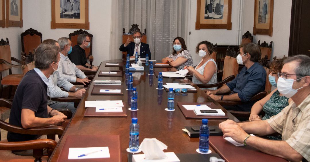 Imagen de una reunión en la Diputación