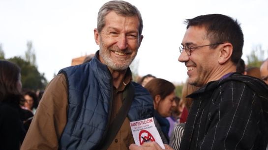 Juan Carlos Monedero (d) conversa con el exjefe del Estado Mayor de la Defensa (Jemad), Julio Rodríguez.