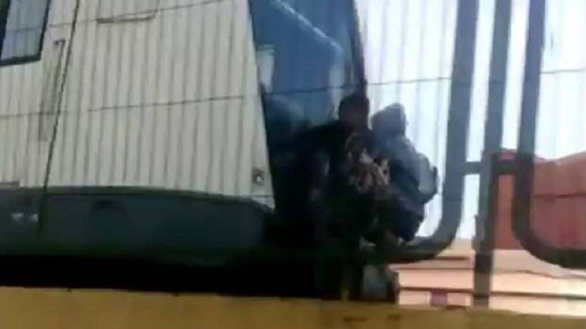 Dos menores viajan enganchados al último vagón del metro en Valencia