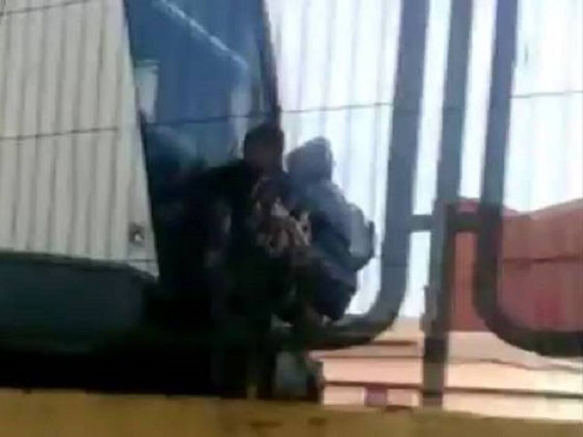 Dos menores viajan enganchados al último vagón del metro en Valencia