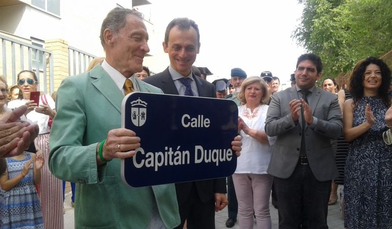 Pedro Duque junto con su tío Francisco Duque en la calle que le han dedicado por su servicio a Valdemoro como guardia civil.