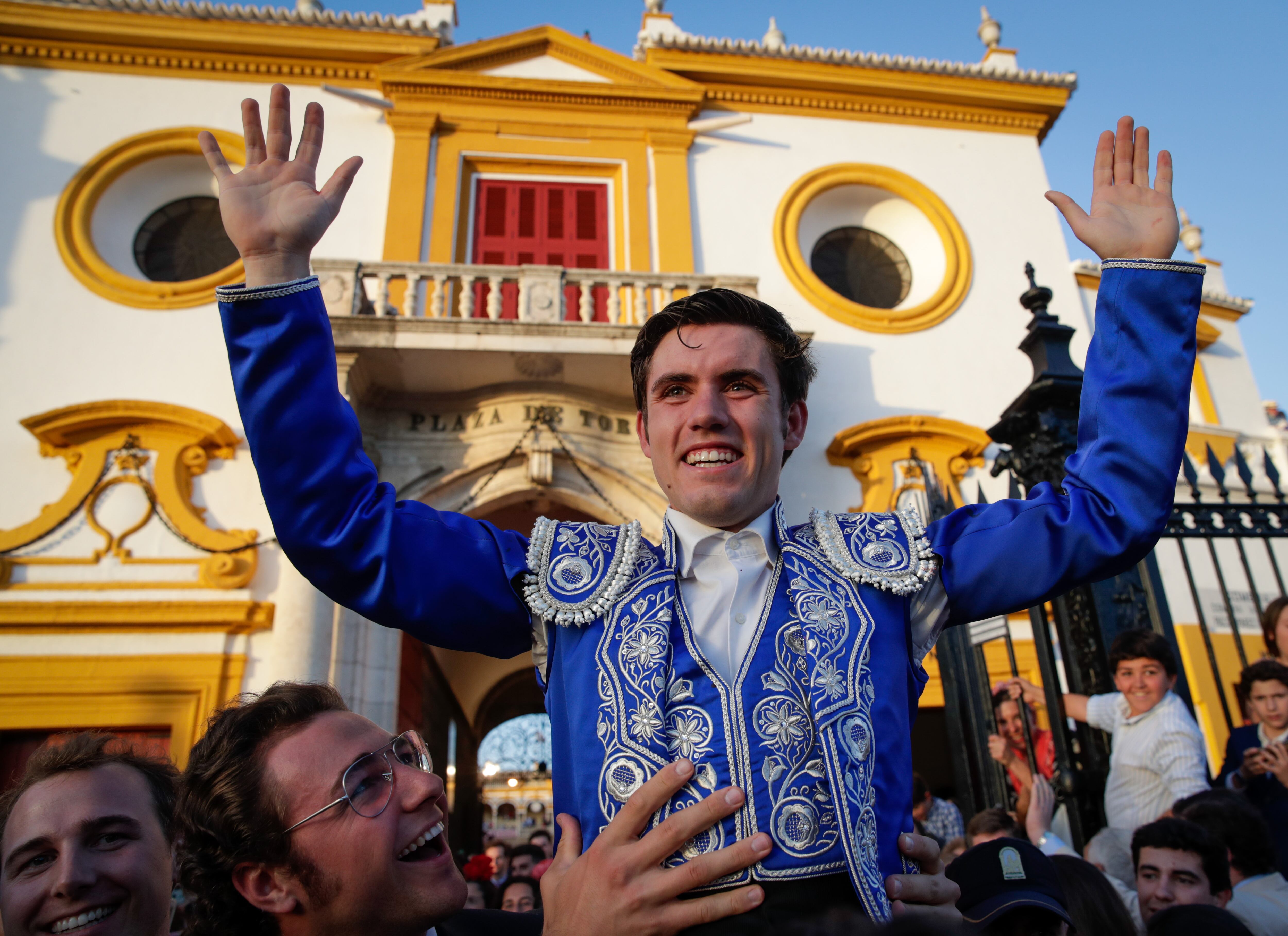 SEVILLA, 01/05/2022,- El rejoneador Guillermo Hermoso de Mendoza saliendo a hombros por la Puerta del Principe tras cortar tres orejas en la séptima corrida de abono de la Feria de Abril de Sevilla hoy domingo en la plaza de la Real Maestranza. EFE/ Julio Muñoz
