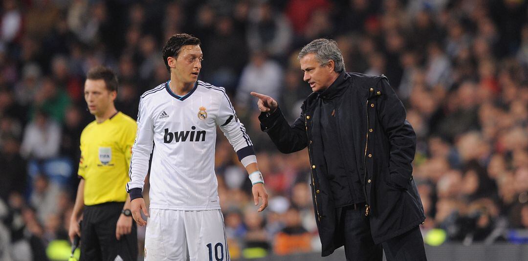 José Mourinho y Mesut Özil, durante la etapa de ambos en el Real Madrid