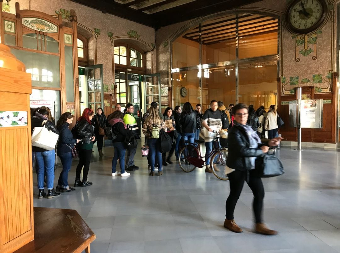 Colas frente al departamento de reclamaciones en la Estación del Norte