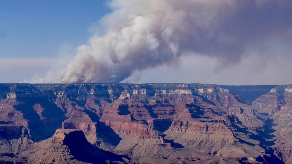 Columnas de humo sobre el desfiladero norte del Gran Cañón, en Arizona, vistas desde la zona sur. REUTERS.