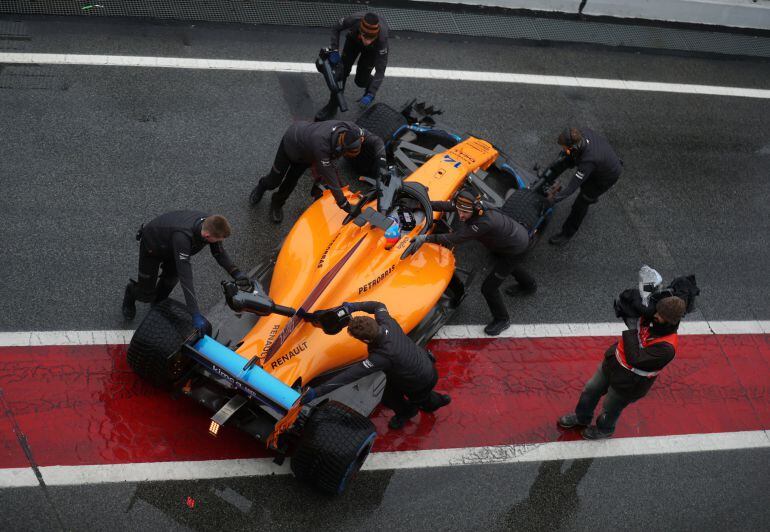 Alonso, dentro de su McLaren en el circuito de Montmeló