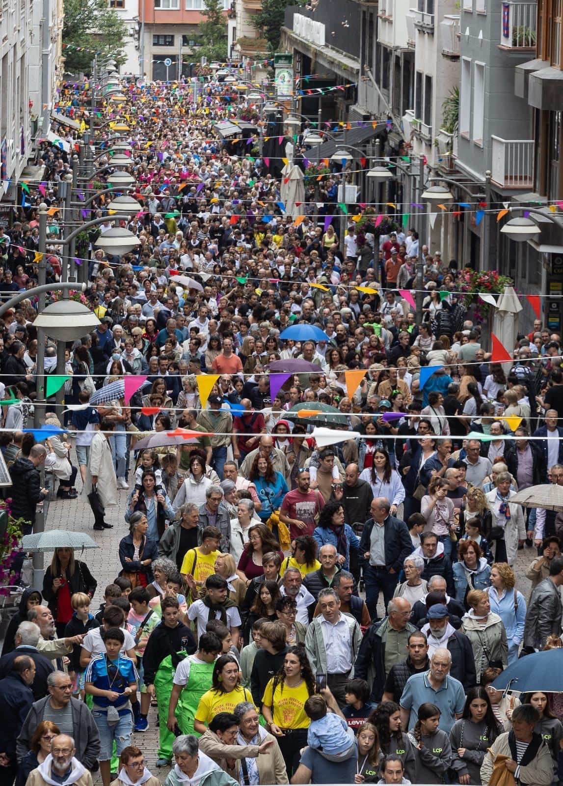 Una multitud siguió a los Dulzaineros de Estella en el inicio de las fiestas