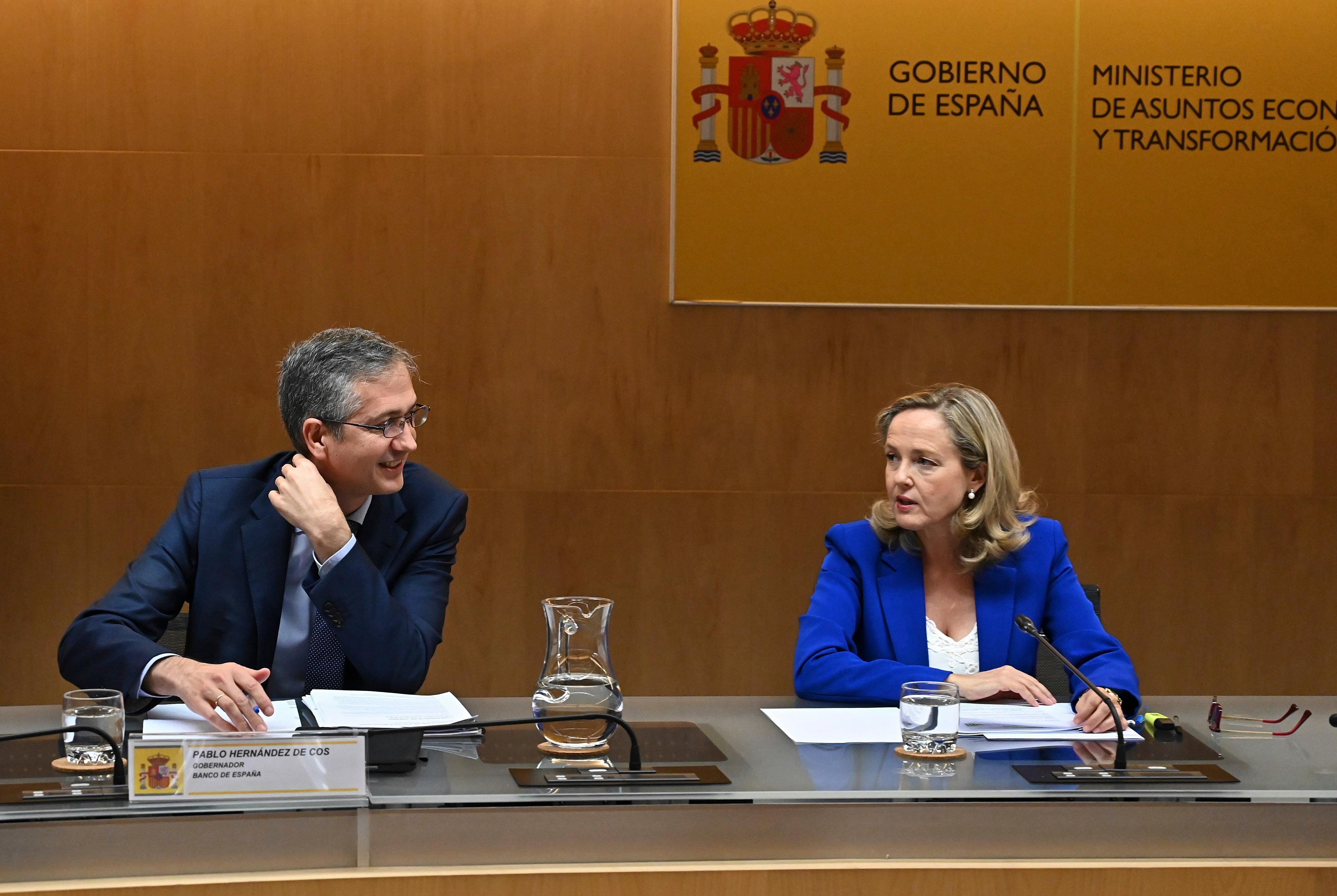 La vicepresidenta económica del Gobierno, Nadia Calviño (d) y el gobernador del Banco de España, Pablo Hernández de Cos (i).