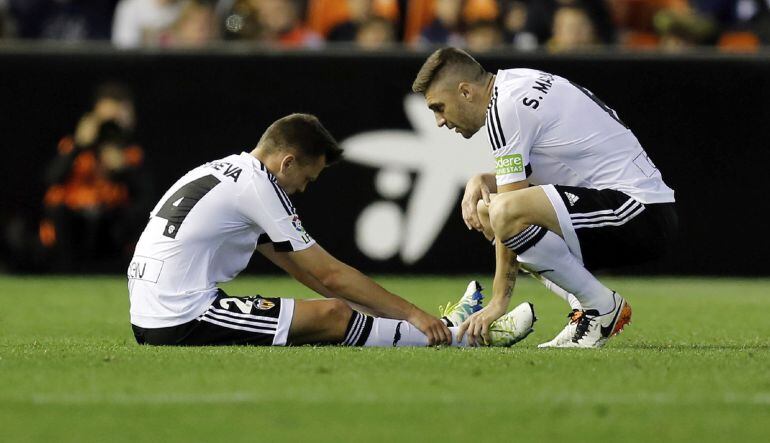 GRA394. VALENCIA, 01052016.- El jugador ruso del Valencia Cheryshev (i) es atendido por Siqueira tras lesionarse, durante el partido de Liga en Primera División ante el Villarreal disputado esta noche en el estadio de Mestalla, en Valencia. EFEJuan Carlos