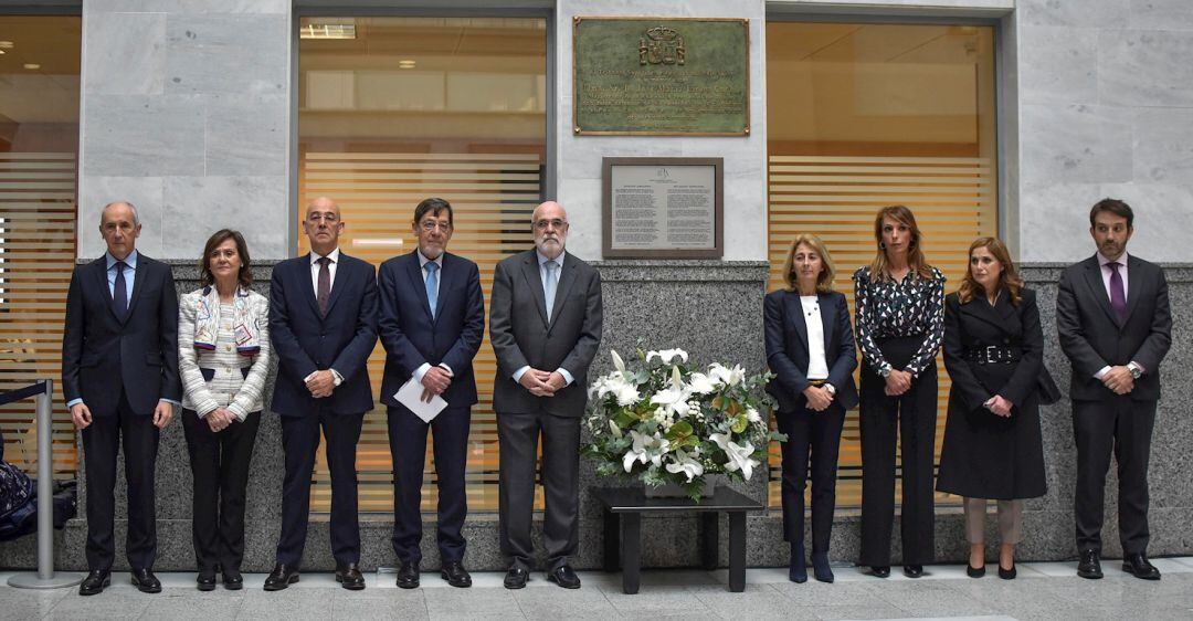 Los consejeros del Gobierno Vasco Josu Erkoreka (i) y María Jesús San José (2d), y el delegado del Gobierno en el País Vasco, Jesús Loza (5i), entre otros, durante la ofrenda floral realizada este jueves en Bilbao con motivo del asesinato por ETA del magistrado José María Lidón, hace hoy 18 años.