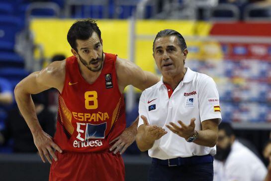 Sergio Scariolo conversa con Pau Rivas durante el partido contra Alemania