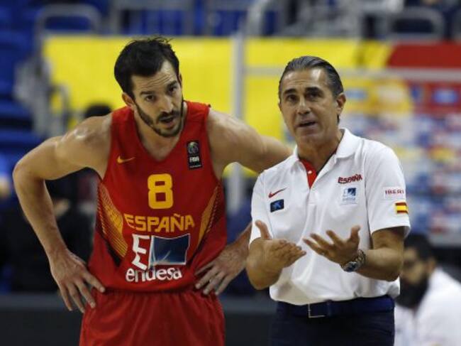 Sergio Scariolo conversa con Pau Rivas durante el partido contra Alemania