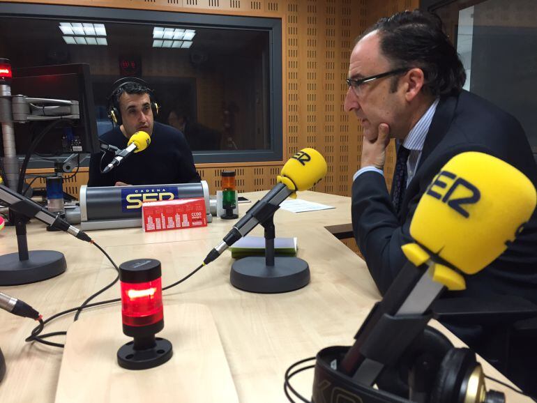 El Alcalde de Palencia en los estudios de Radio Palencia de la Cadena SER