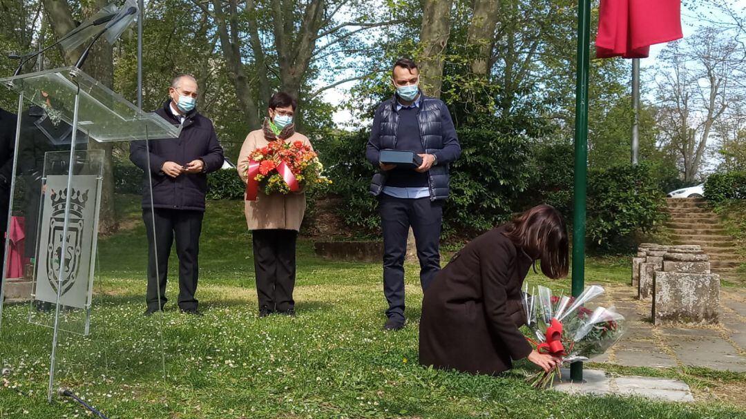 La hija de Vicente Luís Garcera López, en la placa en memoria de su padre