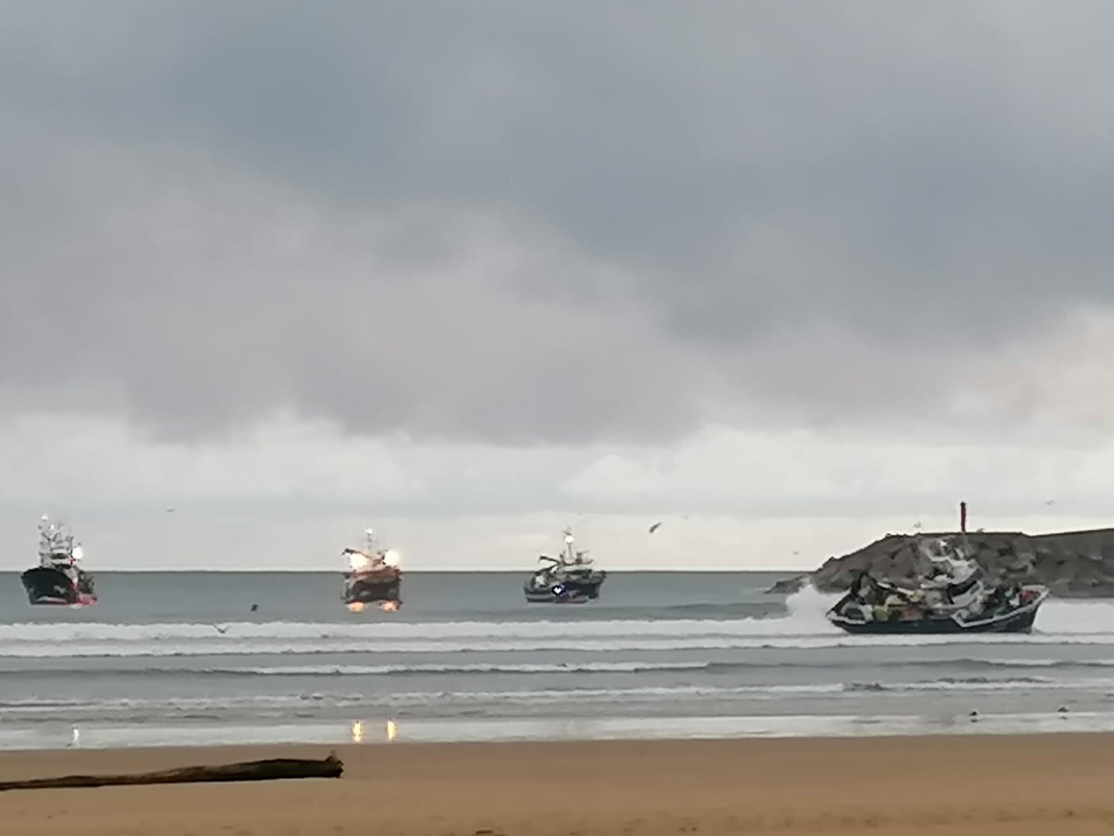 El barco quedó escorado muy cerca de la orilla