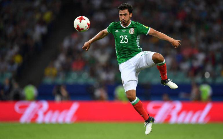 Alanís durante un partido con la selección de México. 