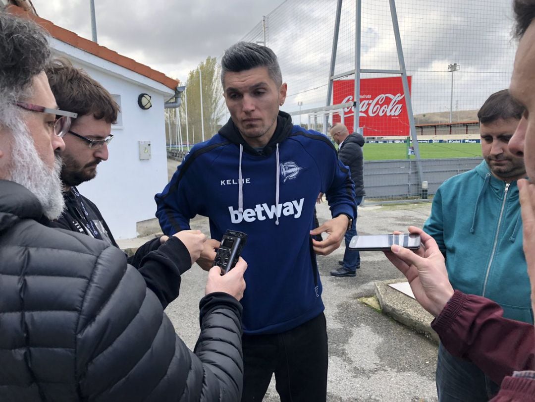 Dani Torres atendiendo a los medios tras el amistoso.