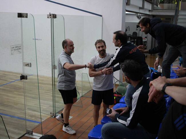 Instante en el que los finalistas de segunda categoría, Jacobo Santana y Paco Miró, son felicitados por Pablo de Grado y Julio Latorre