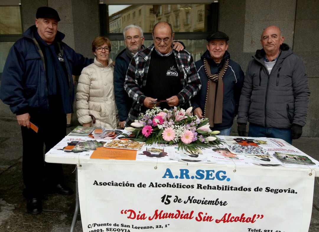 Imagen de varios miembros de ARSEG en la mesa informativa con motivodel Día Internacional sin alcohol 