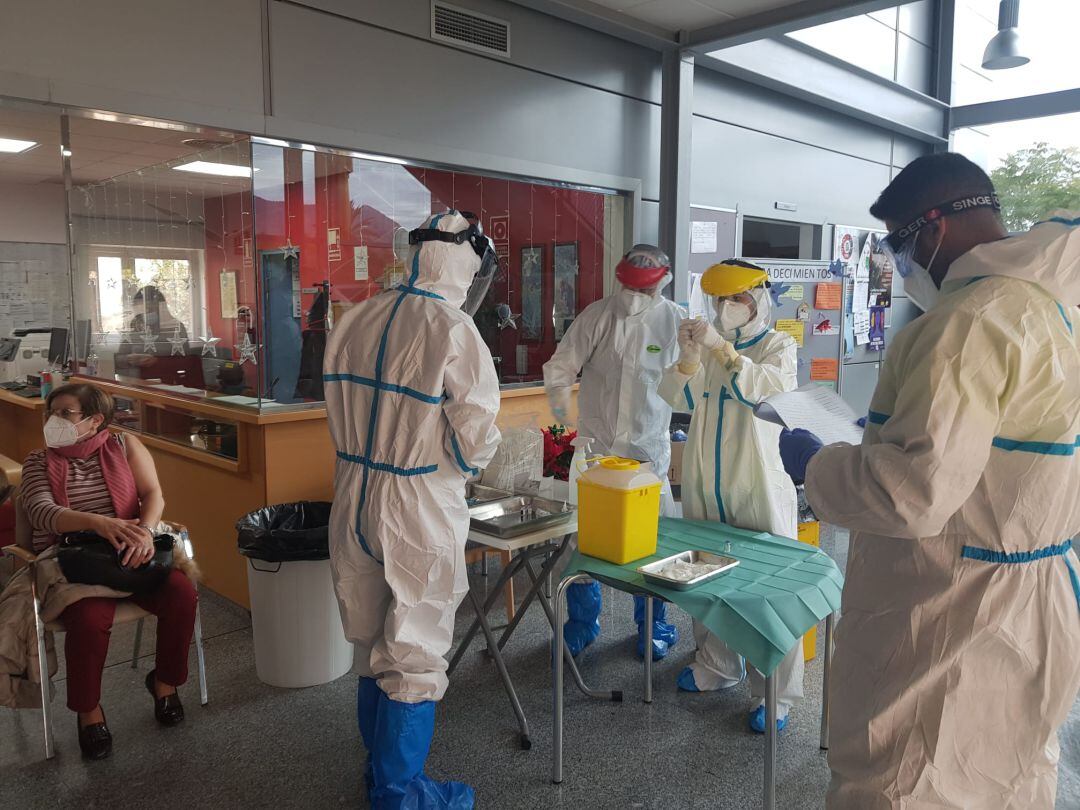 Personal sanitario administra la vacuna de Pfizer en una residencia dela Región de Murcia