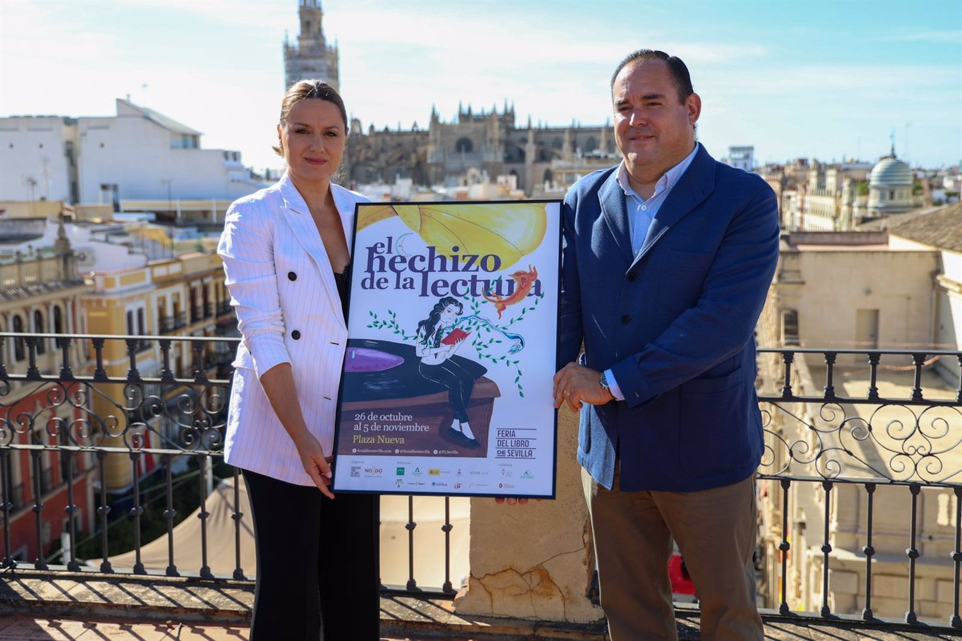 La delegada de Cultura, Minerva Salas, y el presidente de la Asociación de la Feria del Libro de Sevilla presentan el cartel de la próxima edición/Ayuntamiento de Sevilla