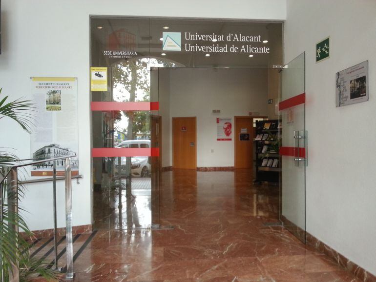 Imagen de la entrada a la sede de la Universidad de Alicante en la ciudad