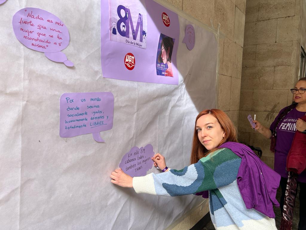 Una de las delegadas de UGT en el acto simbólico que se ha realizado en el edificio de los sindicatos