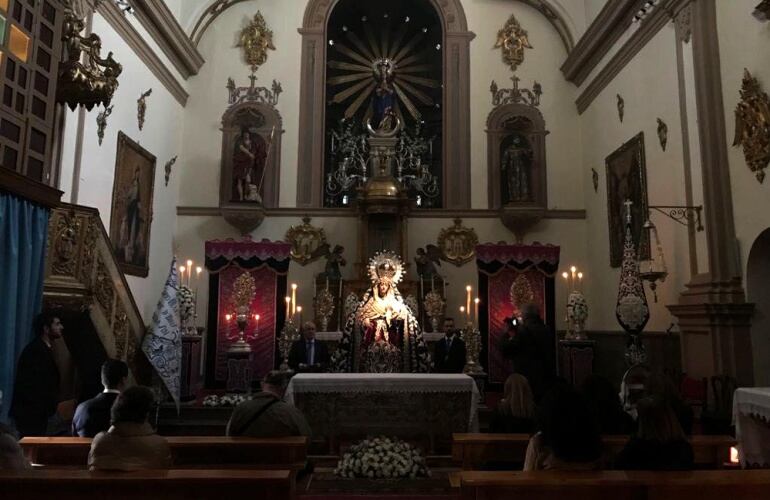 Besamanos de la Virgen de la Concepción, en el altar mayor, con motivo del 40 aniversario de su bendición