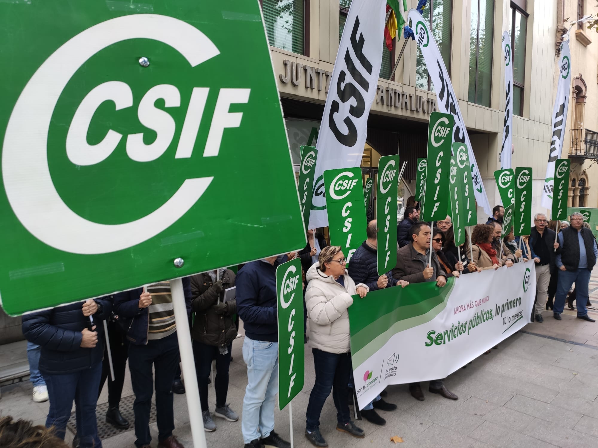 Integrantes del sindicato CSIF de Jaén durante una concentración a las puertas de la delegación de la Junta de Andalucía