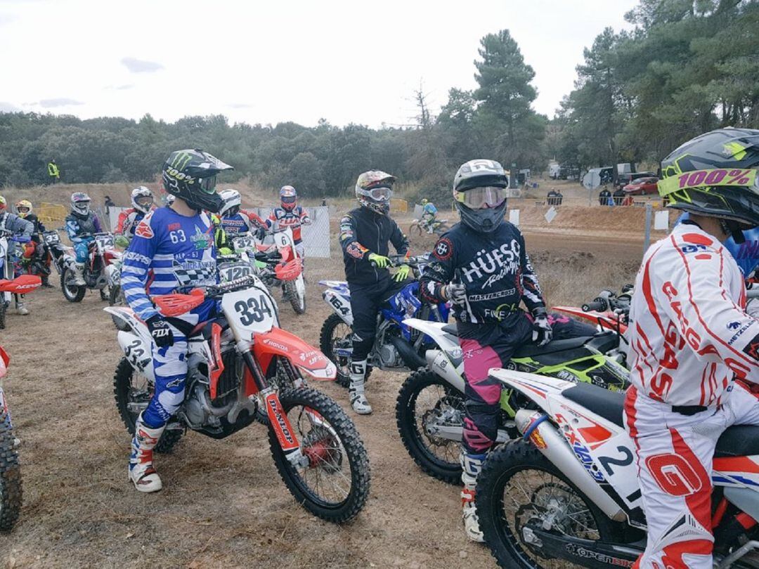 Los pilotos ribereños antes de tomar la salida en el circuito de La Calabaza.