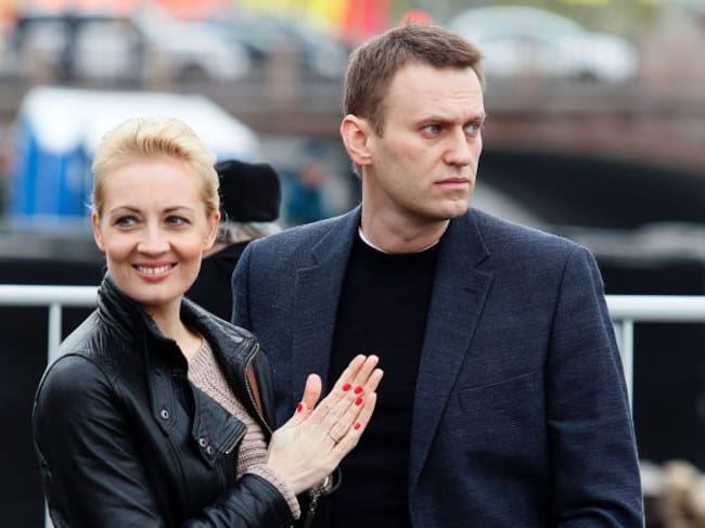 Alexei Navalni con su mujer, Julia, en un acto en Rusia.