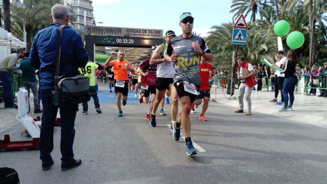 Un momento de la pasada edición de la Media Maratón de Elche