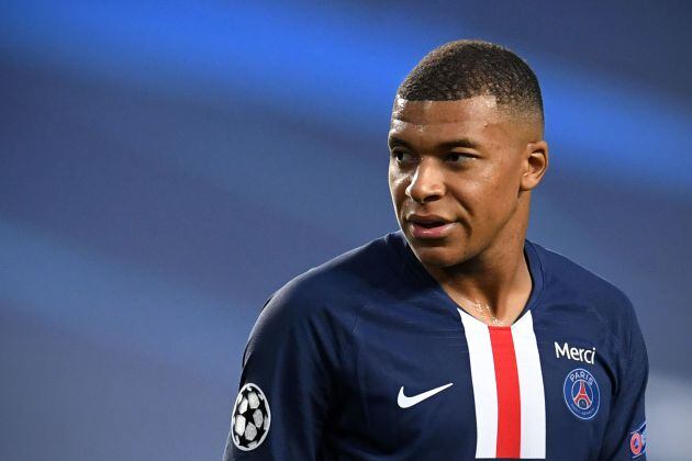 Kylian Mbappé defendiendo la camiseta del PSG en Champions