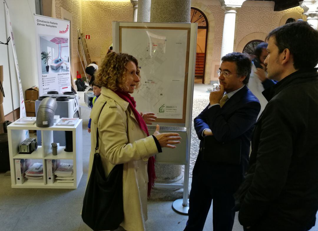 Susana Moreno junto al director general de la vivienda Ángel María Marinero (c) y Carlos Miranda decano del colegio de arquitectos de Castilla y León durante la inauguración de la muestra de arquitectura sostenible