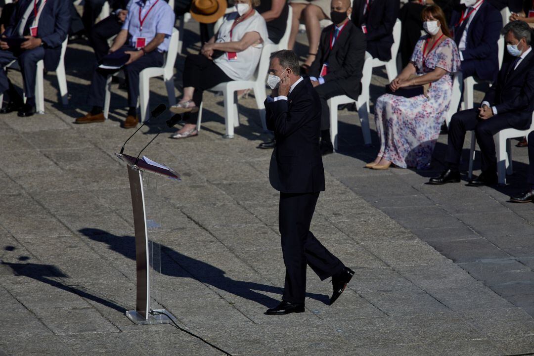 El Rey Felipe VI, interviene durante el acto de homenaje de Estado a las víctimas de la enfermedad por coronavirus y de reconocimiento al personal sanitario, en la plaza de la Armería del Palacio Real, a 15 de julio de 2021, en Madrid (España). El acto, o