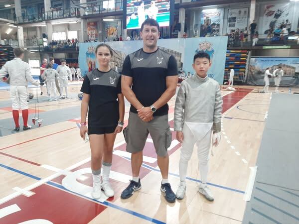 Gallego, Jakelsky (entrenador) y Tang, en Guadalajara. (Foto: RRSS Club d&#039;Esgrima Xàtiva)