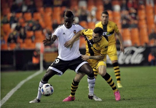 GRA540 VALENCIA, 16/12/2015.- El centrocampista francés del Valencia Wilfried Zahibo (i) y el centrocampista del Barakaldo Armiche Ortega luchan por el balón durante el partido de vuelta de dieciseisavos de final de la Copa del Rey jugado esta noche en el estadio de Mestalla. EFE/Manuel Bruque.