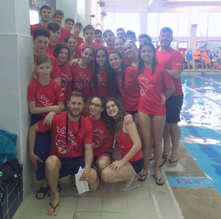 Los nadadores en la piscina del Centro Excursionista Eldense