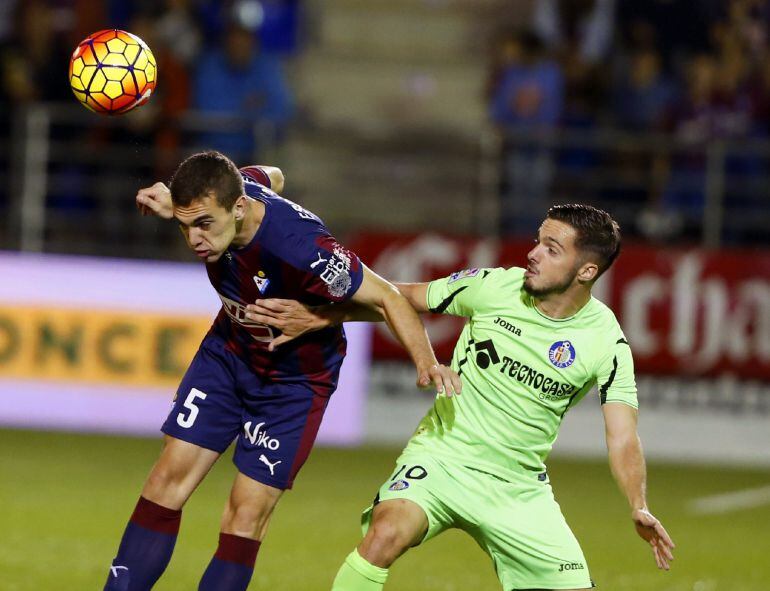 GRA372. EIBAR (GUIPÚZKOA), 07/11/2015.- El centrocampista argentino del Eibar Escalante (i) cabecea un balón ante Sarabia, del Getafe, durante el partido de Liga en Primera División que están disputando esta noche en el estadio de Ipurúa, en Eibar. EFE/Juan Herrero