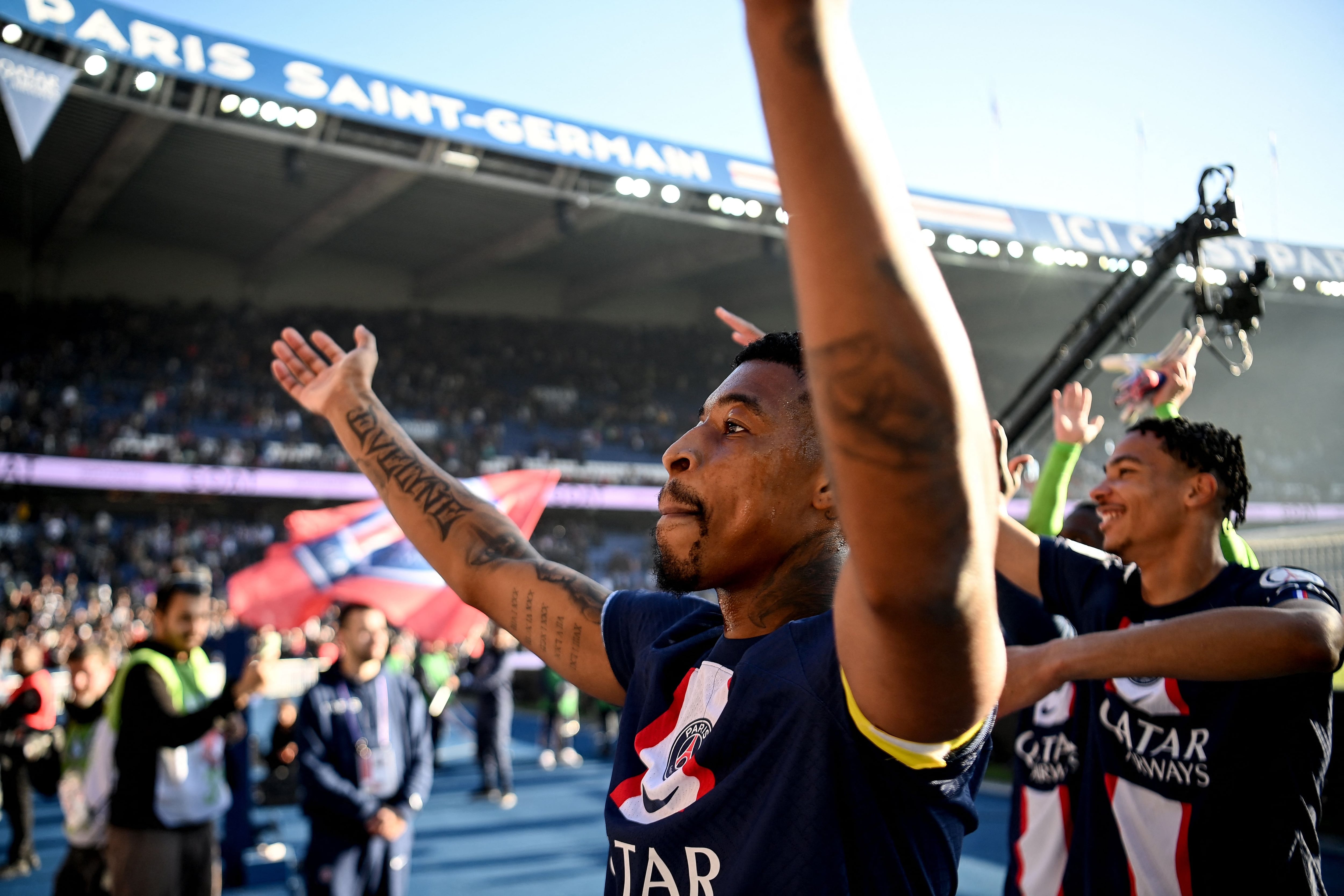 Kimpembe, con la cinta de capitán en su brazo izquierdo, celebra una victoria del PSG junto a su afición, el pasado mes de noviembre. 