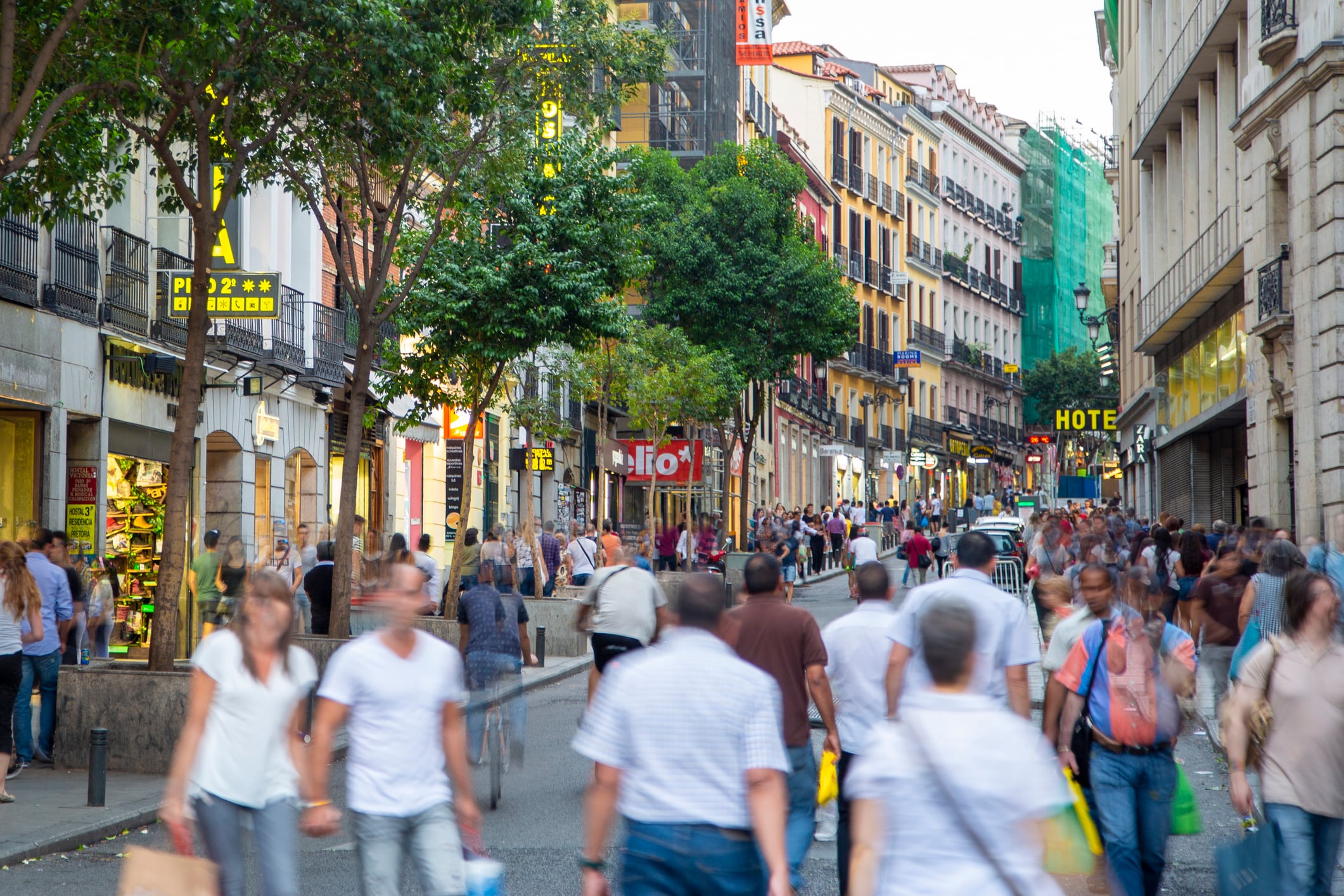 Gente caminando por la calle